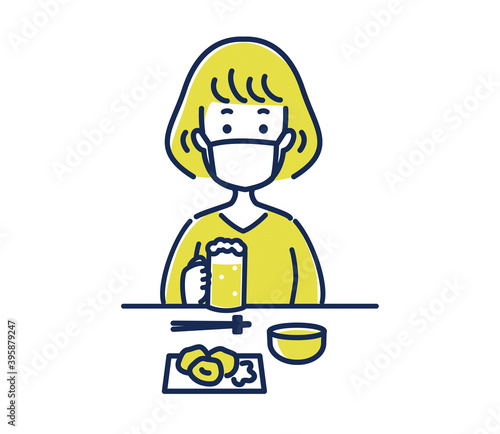 マスクをしながら食事する女性