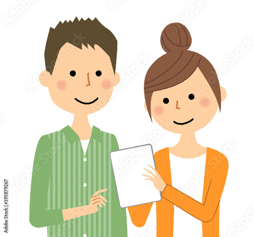 タブレットを見る若いカップル　