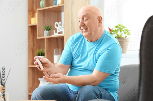 Senior diabetic man checkin...