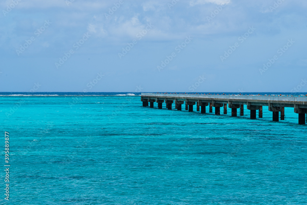 Fototapeta premium エメラルドグリーンの海と進入灯