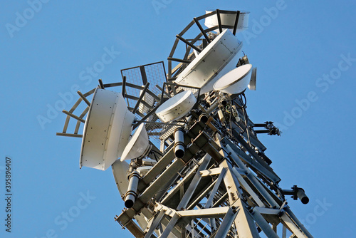Antenna con ripetitori radio telefonici vista dal basso. 