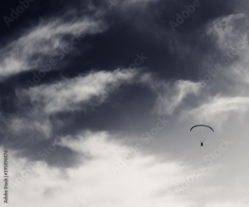 Silhouette of skydiver at sky © BSANI
