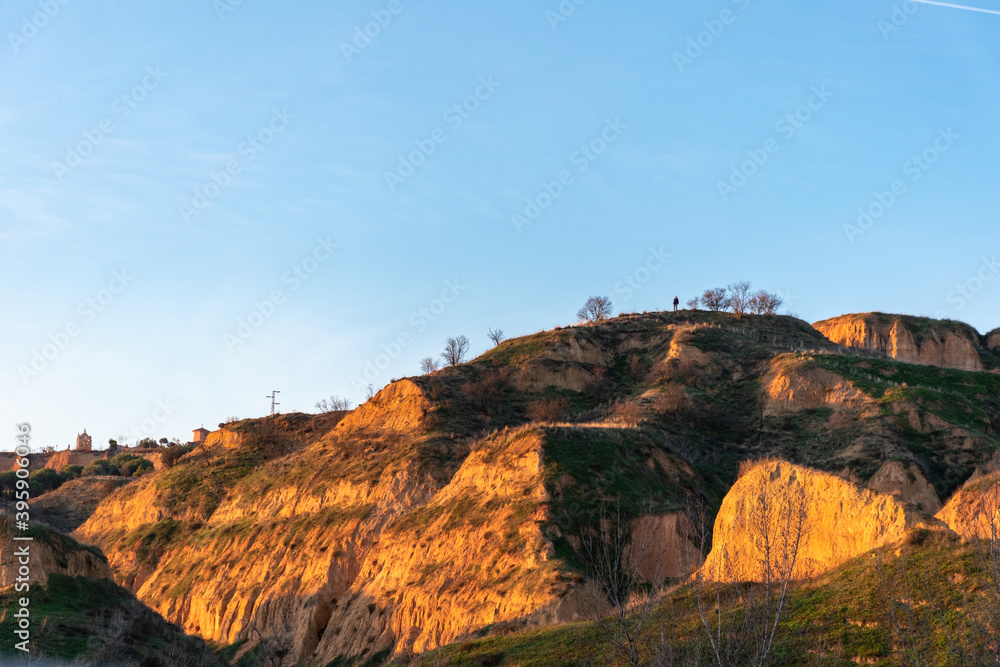 Bonito atardecer de la montaña situada muy cerca de la ciudad de Toro en Zamora. Siluetas de personas caminando por el monte.