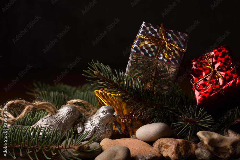 Naklejka premium Christmas accessories. Birds, boxes, branches of a Christmas tree