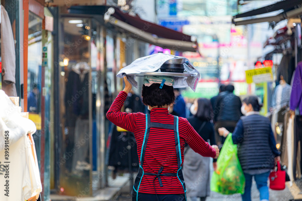 食器を回収する韓国人女性