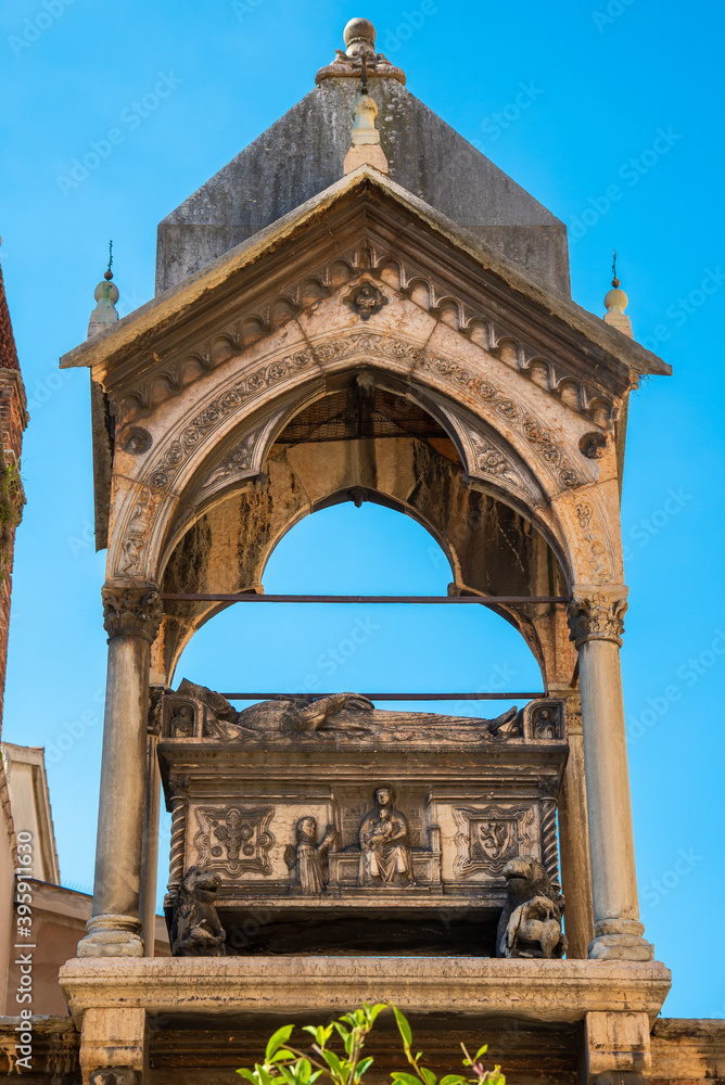 Fototapeta premium Marble tomb of Guglielmo da Castelbarco