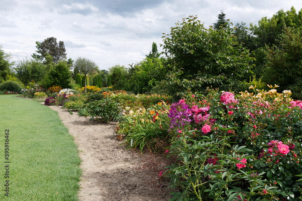 Naklejka premium Botanischer Garten als Traumgarten, Staudengarten und märchenhaften Park mit vielen Blumen