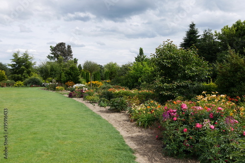 Botanischer Garten als Traumgarten  Staudengarten und m  rchenhaften Park mit vielen Blumen