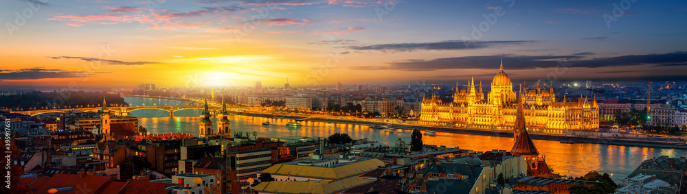 Fototapeta premium Budapest at sunset