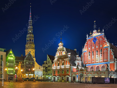 Fototapeta Naklejka Na Ścianę i Meble -  Riga, Latvia. Evening view of Town Hall Square with House of the Blackheads, Roland Statue and St. Peter's Church.