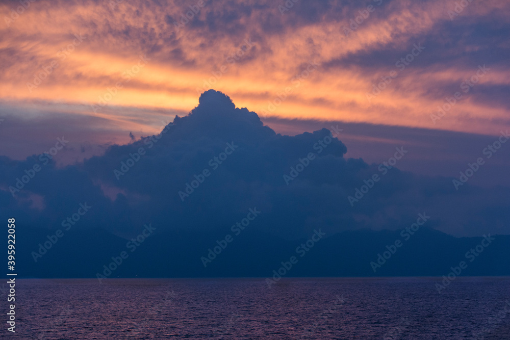 Sonnenaufgang über der Insel Tioman von Malaysia .