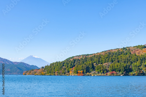 紅葉の芦ノ湖と富士山 神奈川県箱根町