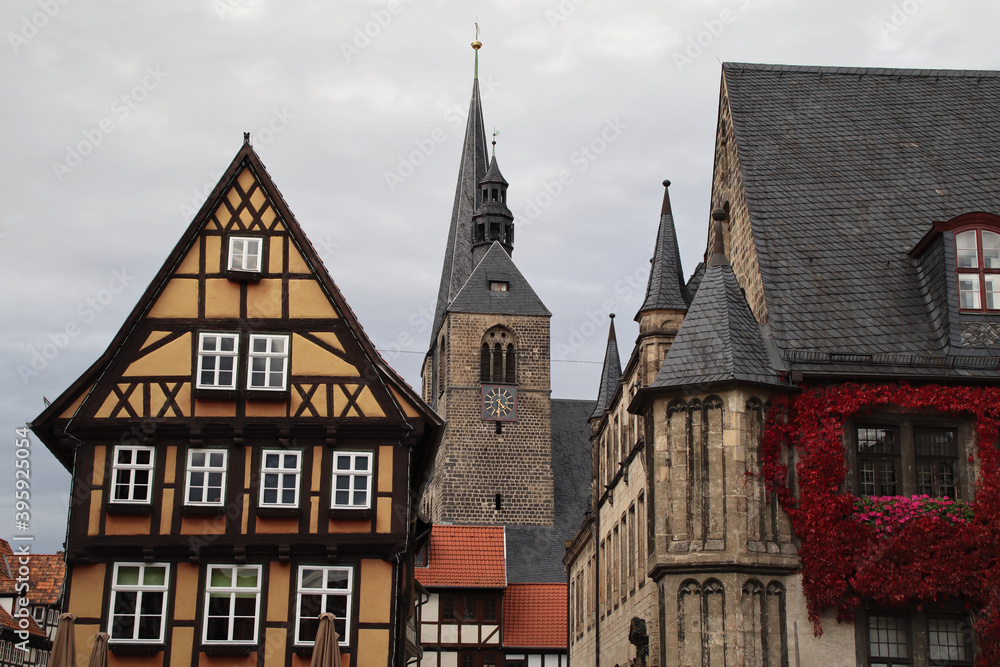 Blick auf das Rathaus und Kirche in Quedlinburg