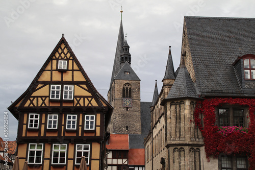 Blick auf das Rathaus und Kirche in Quedlinburg