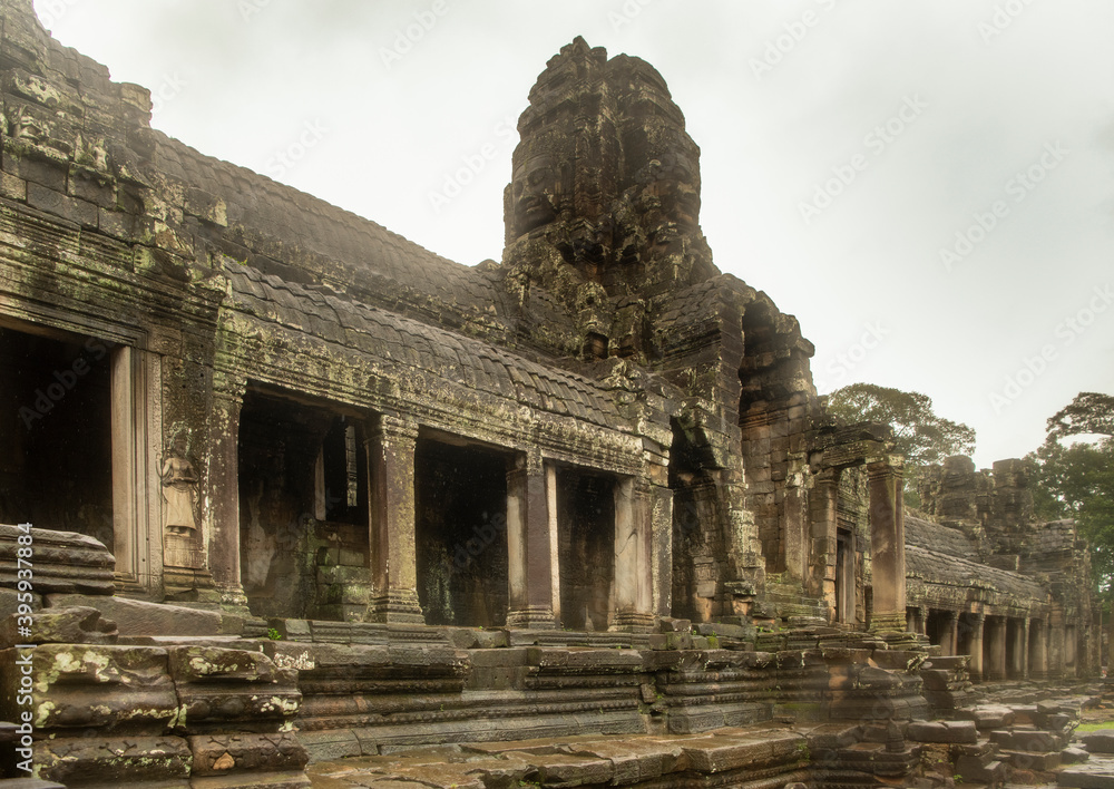 Obraz premium Bayon the central temple of Angkor Thom, late 12th century.It rains in the rainy season. (Cambodia, 04.10. 2019)