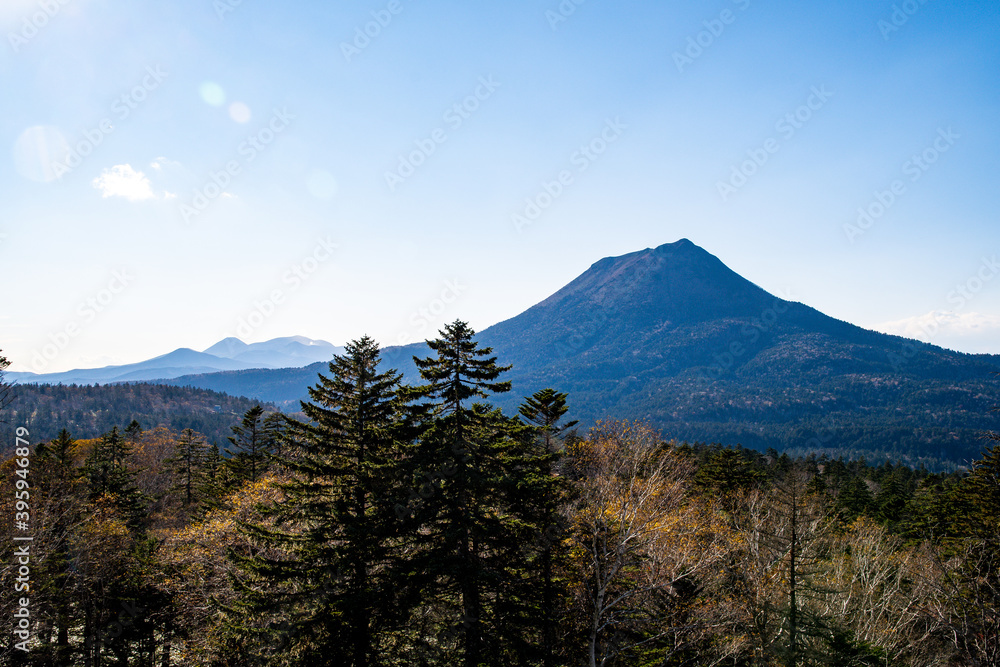 秋の双岳台（北海道・釧路市阿寒町） 　雄阿寒岳と雌阿寒岳