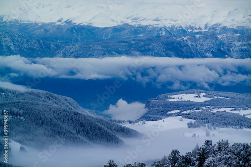 Quadro em tela Viste da alta quota della Val di fiemme, con montagne e nuvole basse