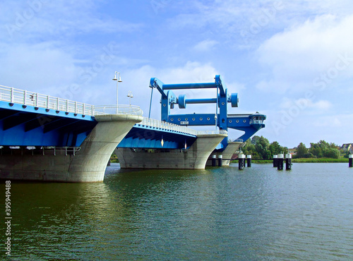 Die kombinierte Straßen- und Eisenbahn-Klappbrücke über den Peenestrom in Wolgast