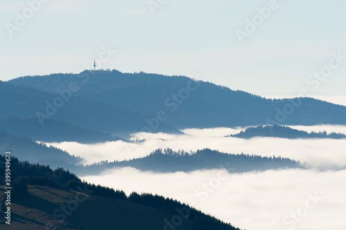 Blick vom Schauinsland auf den Blauen im Schwarzwald. Inversionswetterlage, Nebel in den Tälern