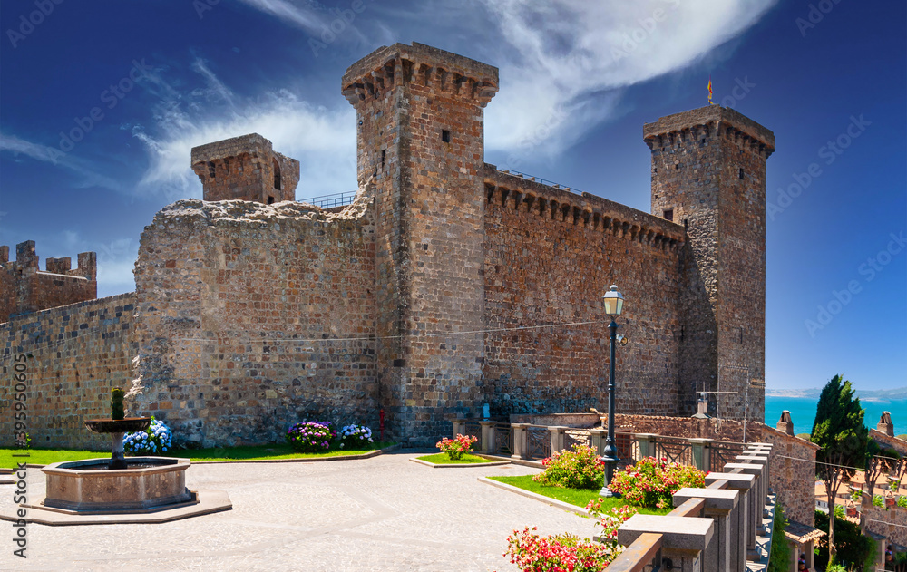 Φωτογραφία Castle of Bolsena in a sunny summer day with the view of the lake in the backgro