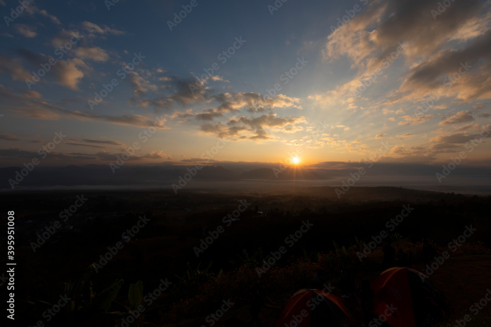 Φωτογραφία beautiful mountain scape behind small community with mist in the morning at Pai,