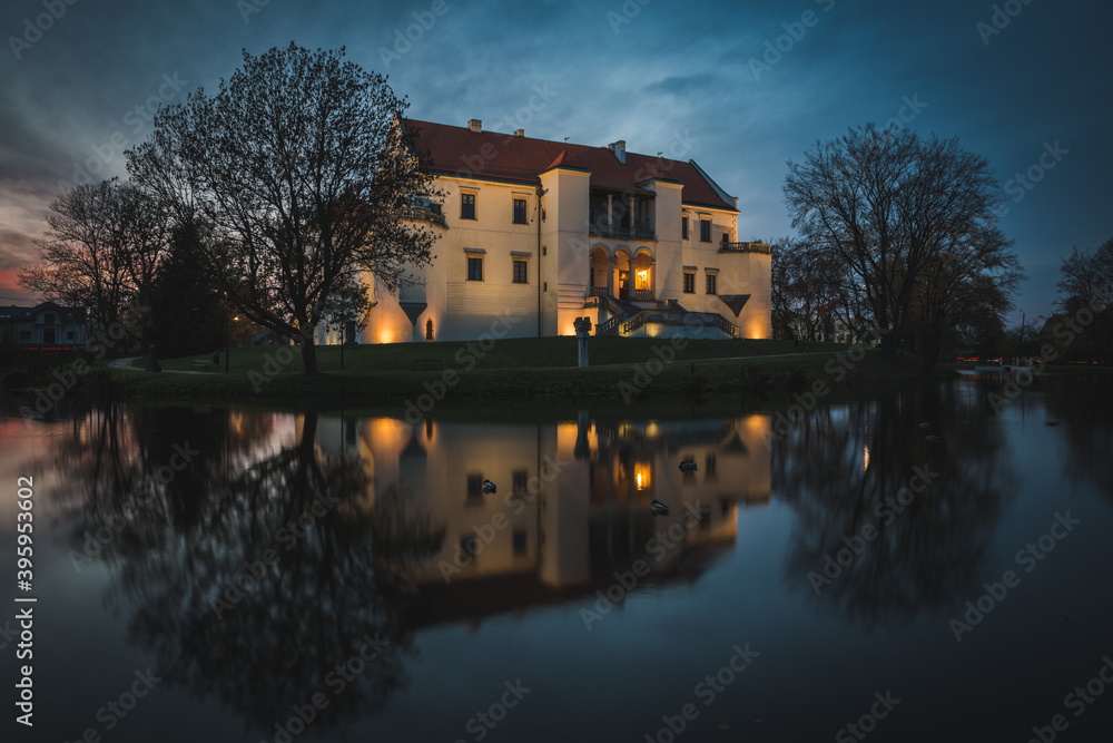 Obraz premium Szydlowiec castle on an island surrounded by a moat.