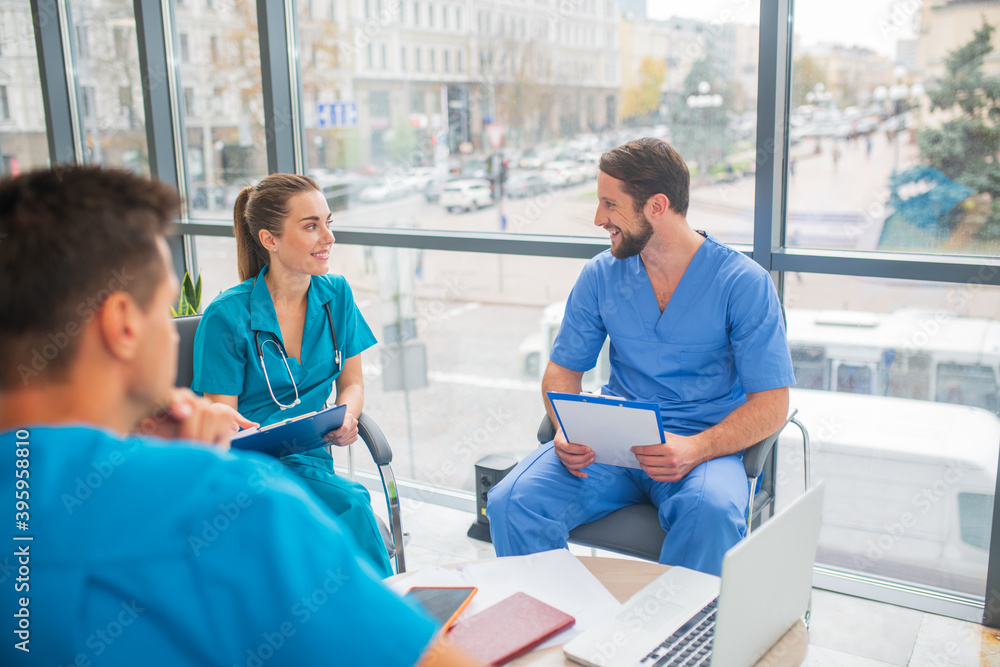 Obraz premium Medical workers having a discussion and looking involved