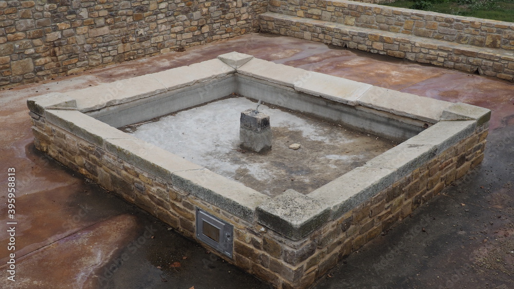 lavadero medieval de piedra con cuatro sectores para lavar y cuatro pequeñas plataformas para colocar la pastilla de javon, tarragona, españa, europa lavadero medieval de piedra con cuatro sectores para lavar y cuatro pequeñas plataformas para colocar la pastilla de javon, tarragona, españa, europa