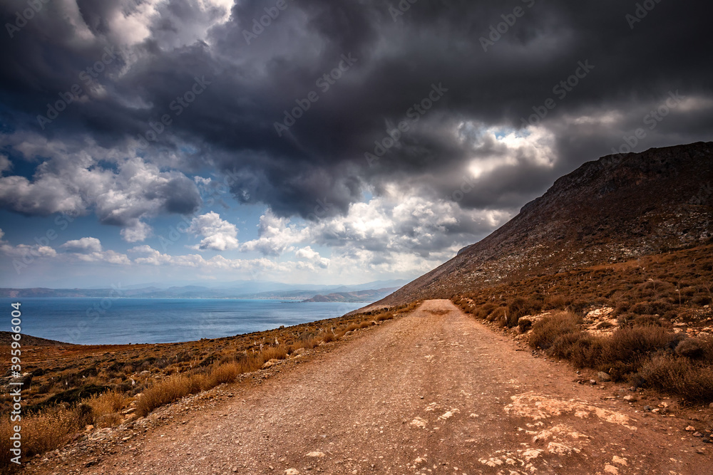 Krajobraz z chmurami, wakacje i wypoczynek na greckiej wyspie, Kreta	