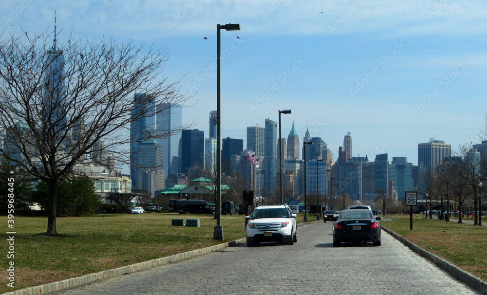 Naklejka premium Manhattan Skyline from Liberty State Park Playground in NewJersey, New York City