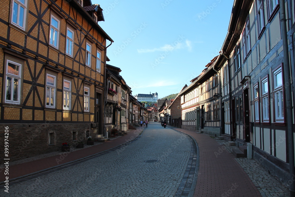 Ortsdurchfahrt in Stolberg mit dem Schloss im Hintergrund