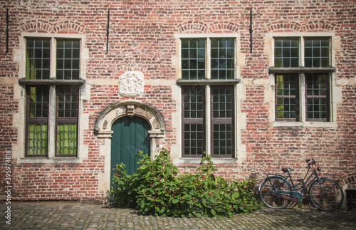 Le célèbre Grand Béguinage de Louvain en Belgique avec ses rues anciennes bordées de magnifiques maisons flamandes anciennes en briques © jef 77