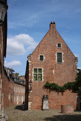 Le célèbre Grand Béguinage de Louvain en Belgique avec ses rues anciennes bordées de magnifiques maisons flamandes anciennes en briques photo