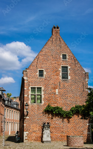 Le célèbre Grand Béguinage de Louvain en Belgique avec ses rues anciennes bordées de magnifiques maisons flamandes anciennes en briques
