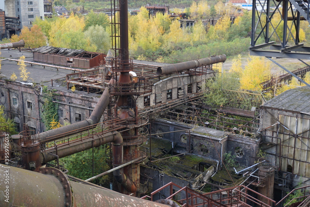 Herbststimmung beim verlassenen Stahlwerk