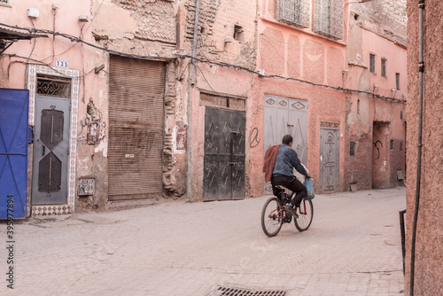 Vielle ville Marrakech, homme sur vélo © Elodie