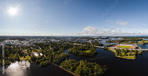 Cuadro en lienzo Panoramic view of city of Oulu in Finland seen from the air on a sunny day