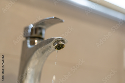 Leaking faucets or water-flowing faucets: On the toilet bowl, wash the dirty white face with damaged and old taps that have water all the time, causing depletion of water resources and money in vain.