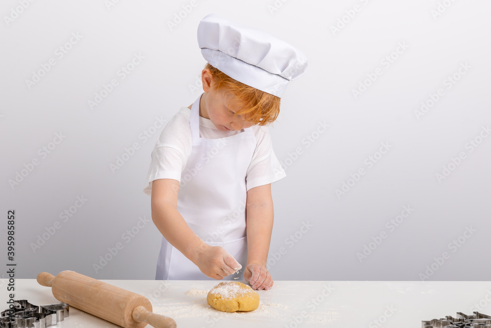 Junge mit roten Haaren hat Spaß beim Plätzchen backen. Junge mit roten Haaren hat Spaß beim Plätzchen backen.