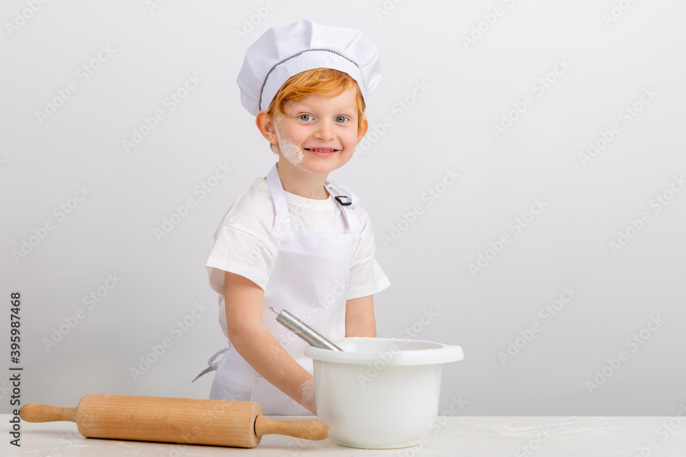 Junge mit roten Haaren hat Spaß beim Plätzchen backen. Junge mit roten Haaren hat Spaß beim Plätzchen backen.