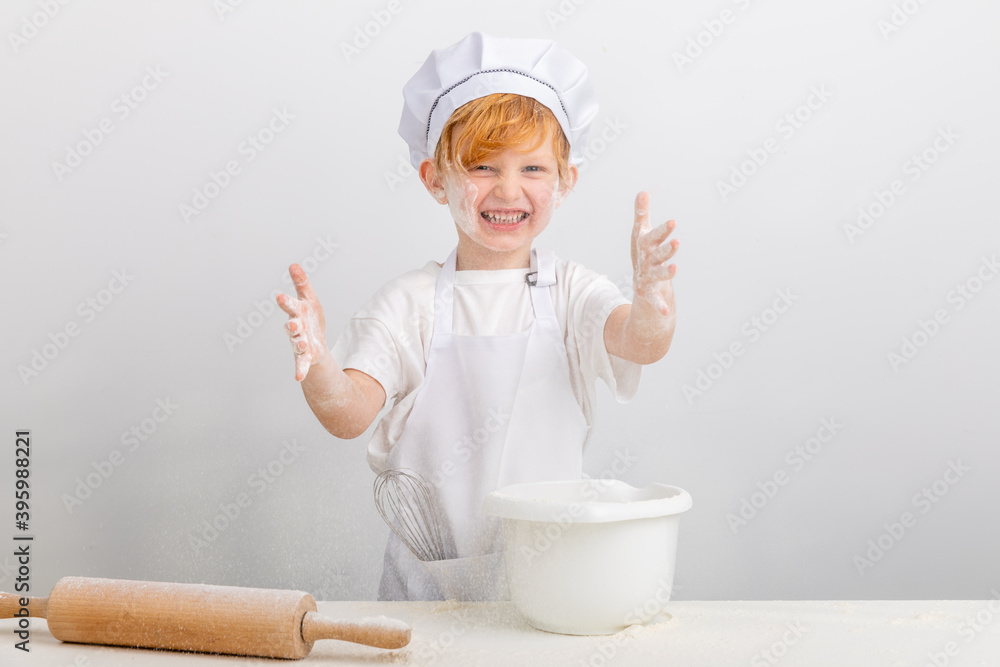 Junge mit roten Haaren hat Spaß beim Plätzchen backen. Junge mit roten Haaren hat Spaß beim Plätzchen backen.
