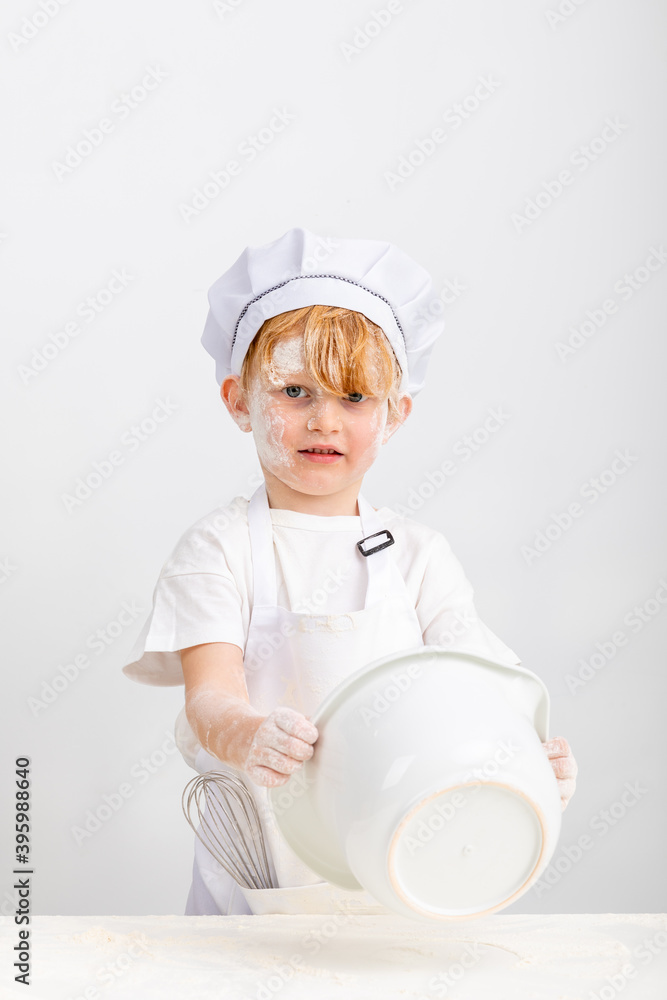 Junge mit roten Haaren hat Spaß beim Plätzchen backen. Junge mit roten Haaren hat Spaß beim Plätzchen backen.
