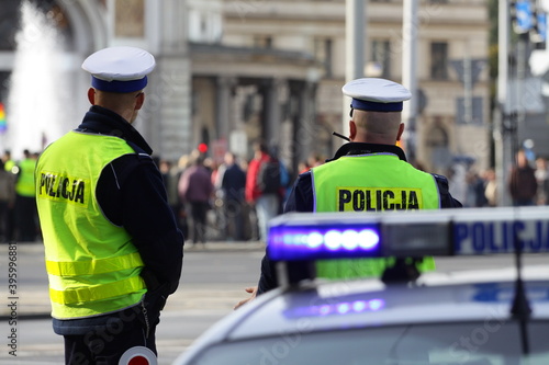 Policjant drogówki na ulicy.  photo