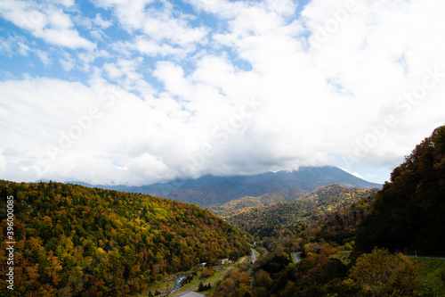 秋の知床 岩尾別から望む雲がかかった紅葉の知床連山（北海道・斜里町・岩尾別）