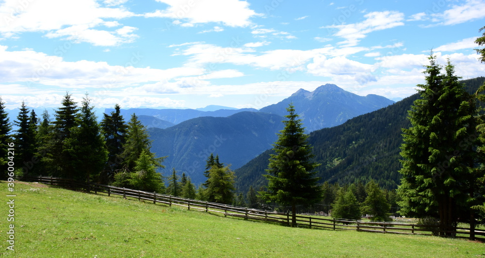 Schönes Bergpanorama am Vigljoch oberhalb von Lana in Südtirol - Wanderparadies im Sommer mit grünen Wiesen, Wäldern und Bergen im Hintergrund