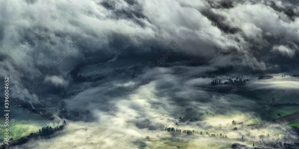 Obraz premium clouds falling down