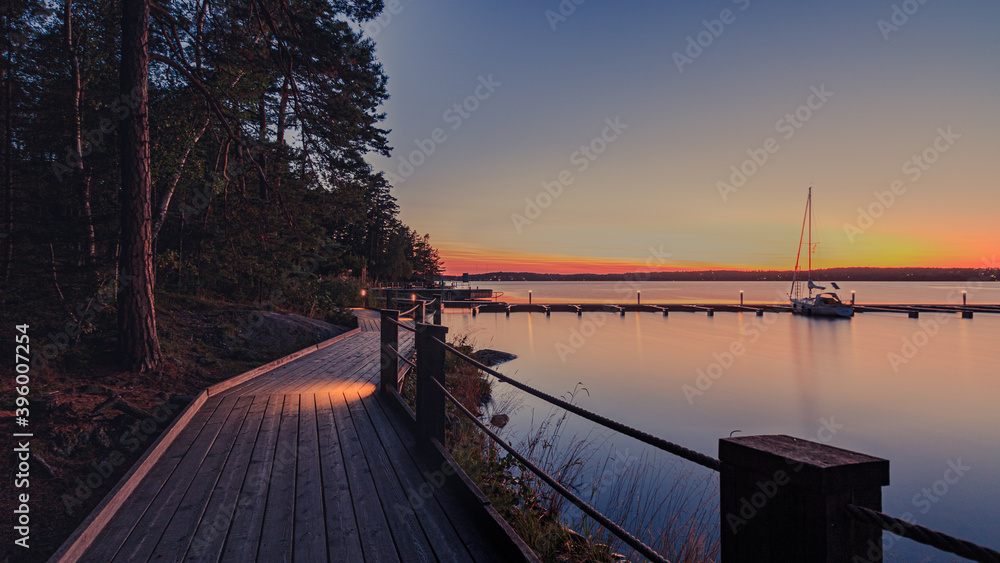 Naklejka premium walking by river