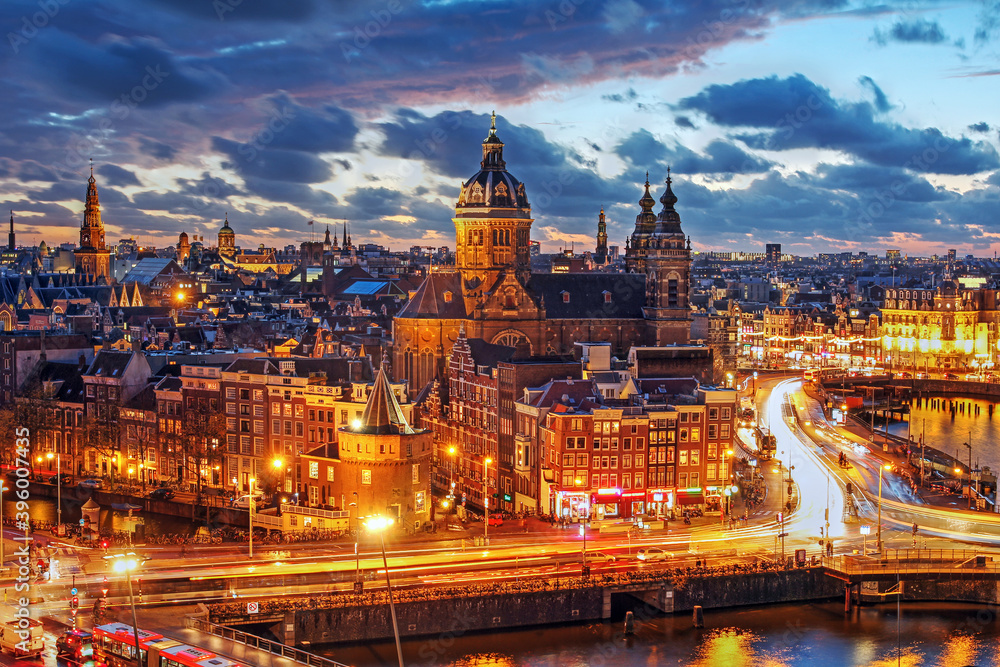 Naklejka premium Amsterdam centre overview at night, Netherlands