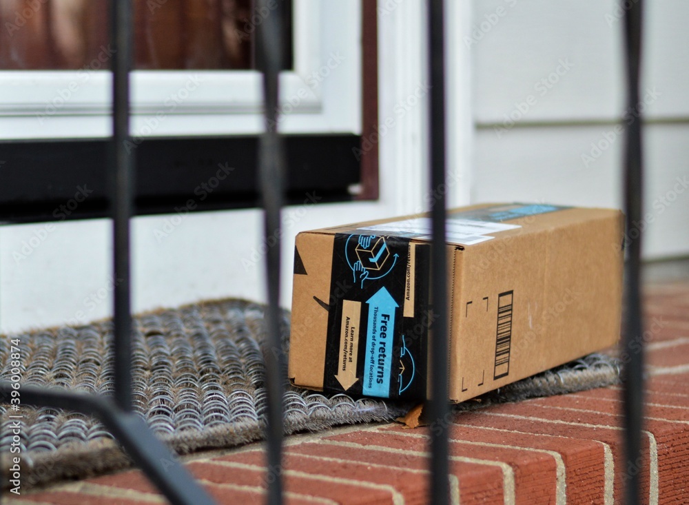 Amazon Box Shipped to Residential House Internet Order Delivery - obrazy, fototapety, plakaty 