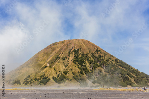 Obraz na plátně The foggy of mount Batuk, indonesia during daylight